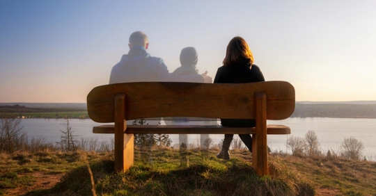 Symbolic image of a family on a bench on the subject of custody disputes